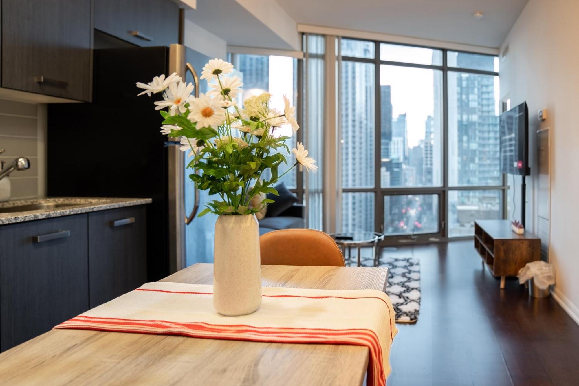 Great View High Rise In Central Toronto Exteriör bild